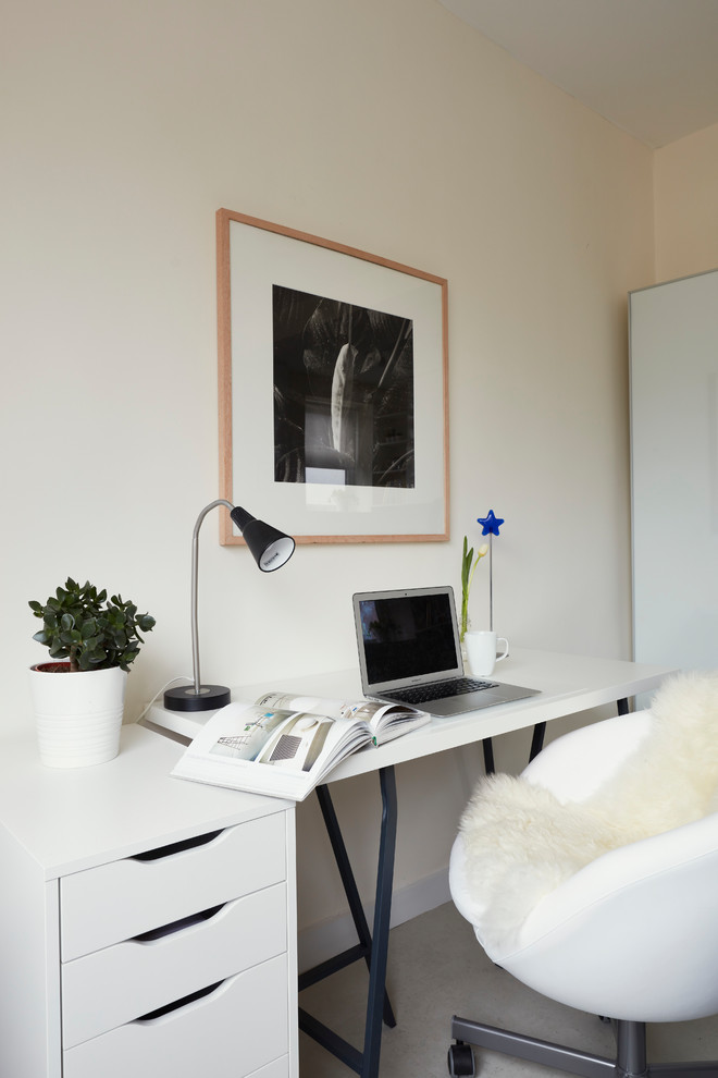 Idéer för små nordiska hemmabibliotek, med vita väggar, vinylgolv, ett fristående skrivbord och vitt golv