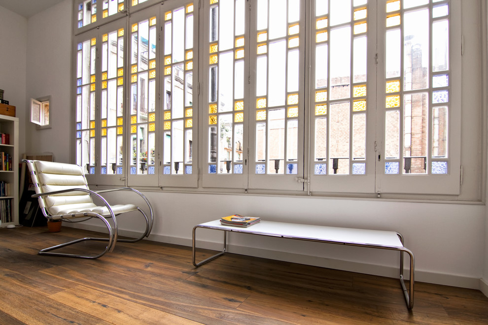 Esempio di un grande atelier eclettico con pareti bianche, pavimento in legno massello medio e scrivania autoportante