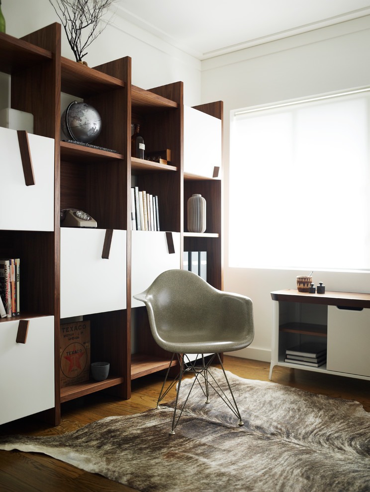 シドニーにある小さなコンテンポラリースタイルのおしゃれな書斎 (白い壁、濃色無垢フローリング、自立型机) の写真