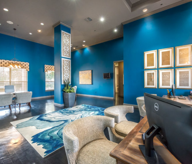 Großes Modernes Arbeitszimmer ohne Kamin mit blauer Wandfarbe, dunklem Holzboden und freistehendem Schreibtisch in Dallas