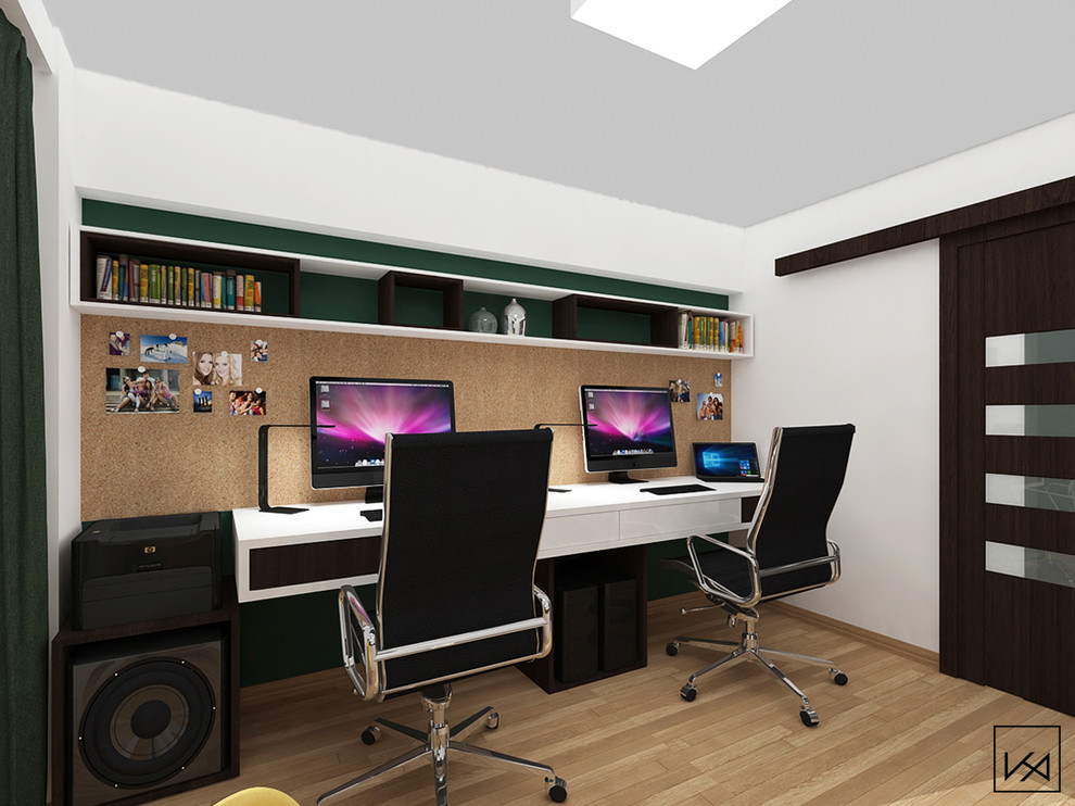 Idées déco pour un bureau moderne de taille moyenne et de type studio avec un mur blanc, un sol en contreplaqué et un bureau indépendant.