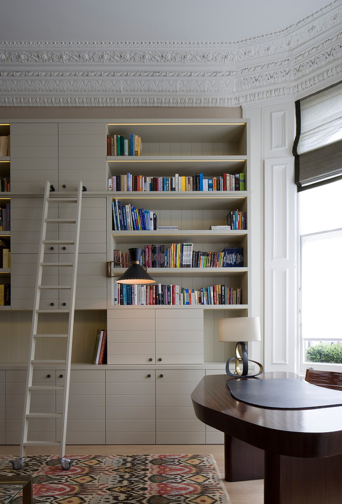 ロンドンにある高級な中くらいなコンテンポラリースタイルのおしゃれな書斎 (暖炉なし、自立型机、ベージュの壁、淡色無垢フローリング、ベージュの床) の写真