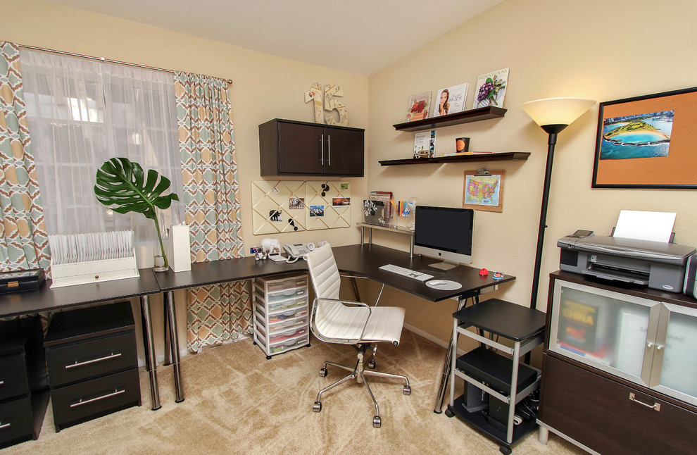 Foto di un piccolo ufficio stile marinaro con pareti beige, moquette e scrivania autoportante