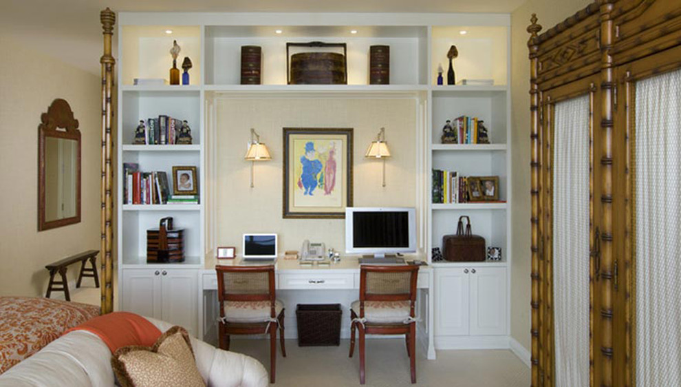 マイアミにある中くらいなアジアンスタイルのおしゃれな書斎 (白い壁、ベージュの床) の写真