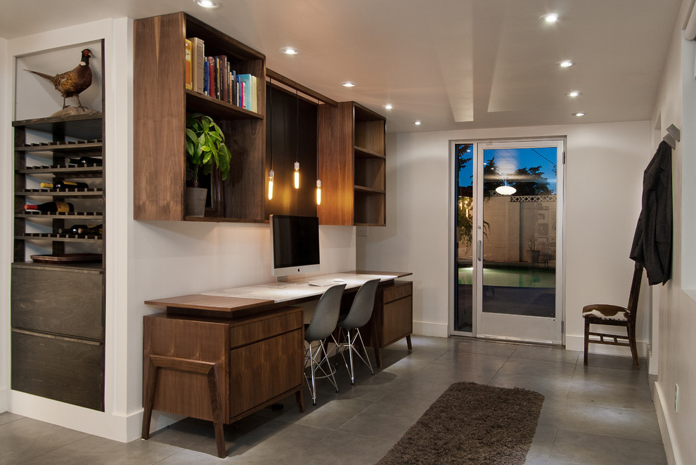 Diseño de despacho contemporáneo de tamaño medio sin chimenea con paredes blancas, suelo gris, suelo de baldosas de porcelana y escritorio empotrado