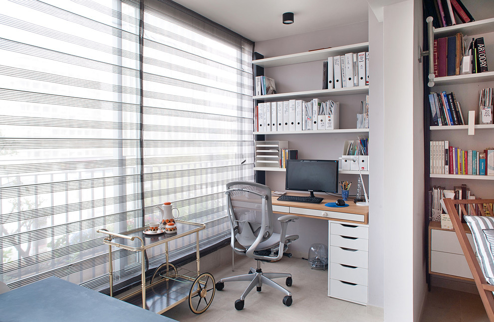 Design ideas for a contemporary home office in Tel Aviv.