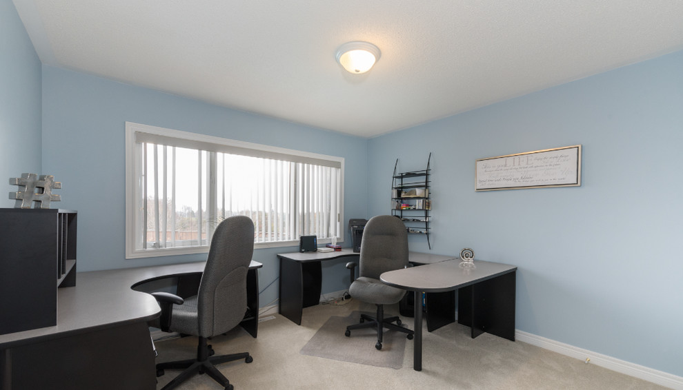 Cette image montre un bureau traditionnel de taille moyenne avec un mur bleu, moquette, aucune cheminée et un bureau intégré.