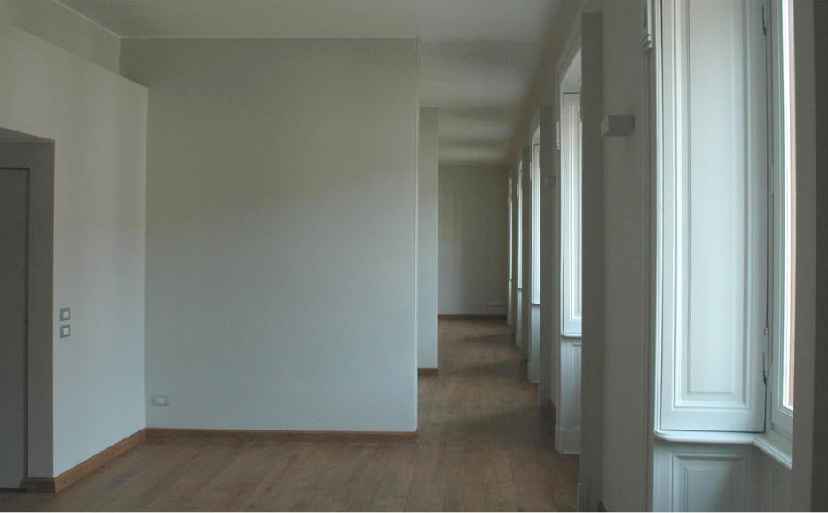 Idéer för ett klassiskt arbetsrum, med grå väggar och mellanmörkt trägolv