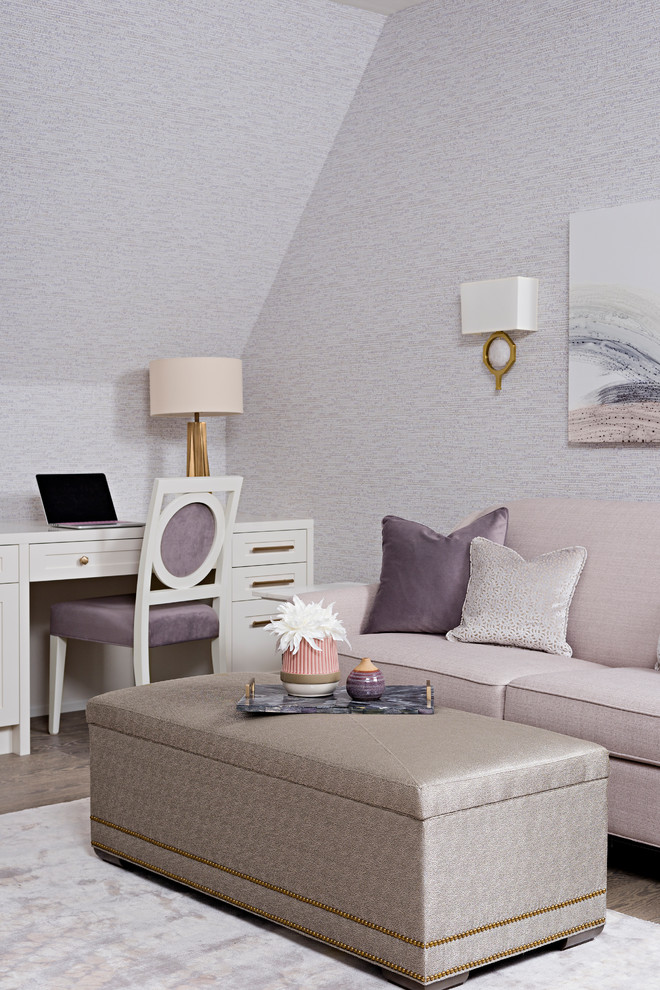 トロントにある高級な中くらいなトラディショナルスタイルのおしゃれな書斎 (自立型机、紫の壁、暖炉なし、無垢フローリング、茶色い床) の写真