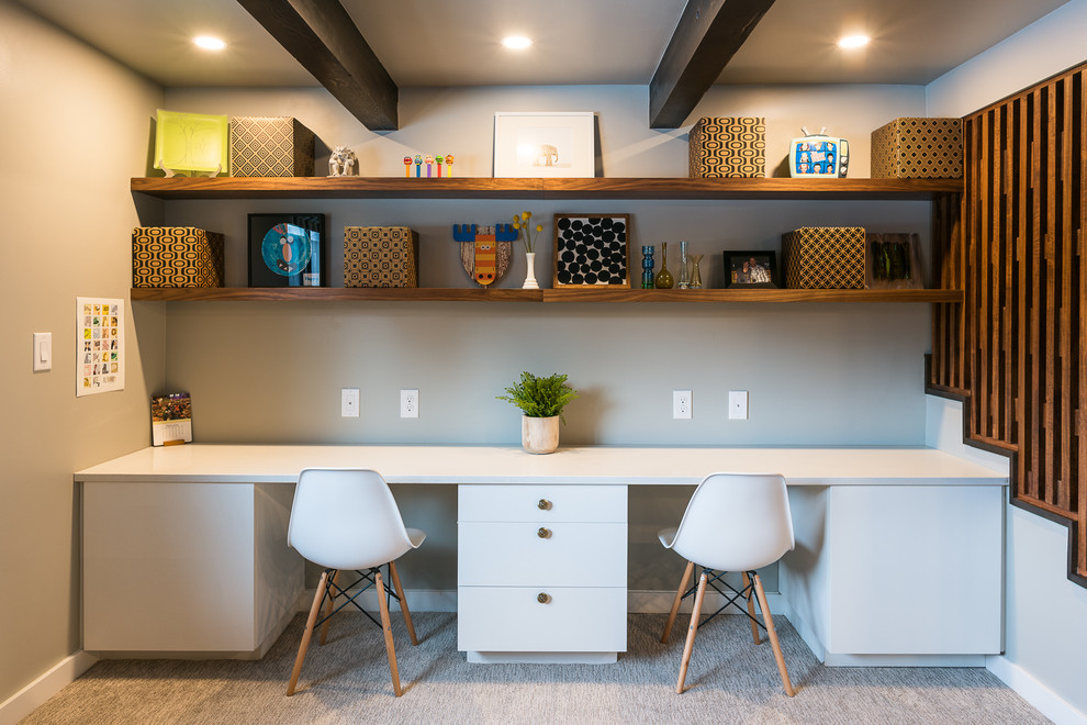 Идея дизайна: кабинет в современном стиле с серыми стенами, ковровым покрытием, встроенным рабочим столом и серым полом