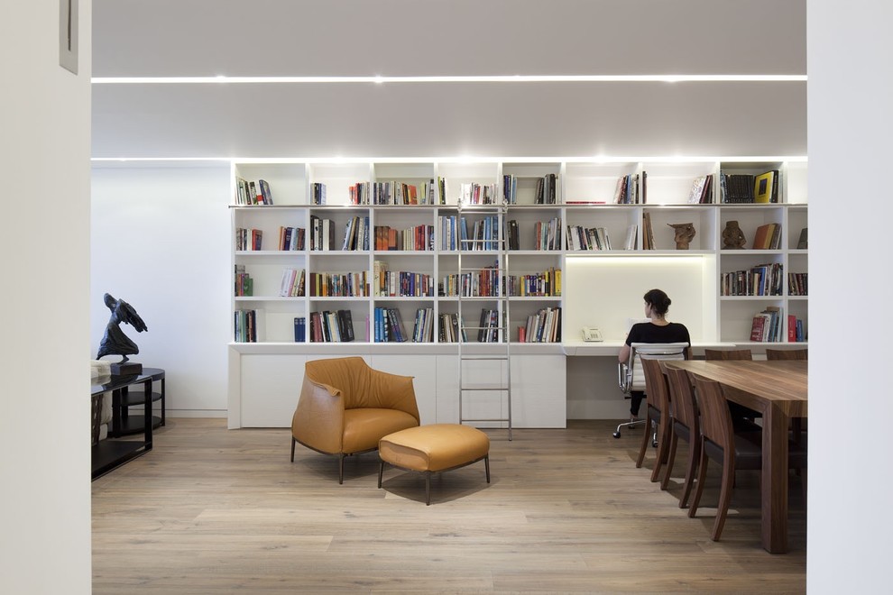 Идея дизайна: кабинет в стиле модернизм с встроенным рабочим столом и бежевым полом