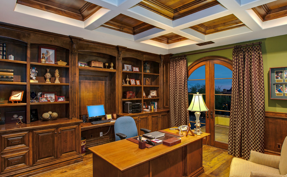 フェニックスにある広いトラディショナルスタイルのおしゃれな書斎 (造り付け机、緑の壁、無垢フローリング、暖炉なし) の写真