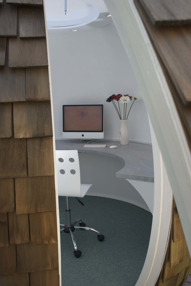 На фото: кабинет среднего размера в стиле фьюжн с местом для рукоделия, белыми стенами, полом из линолеума, встроенным рабочим столом и серым полом без камина