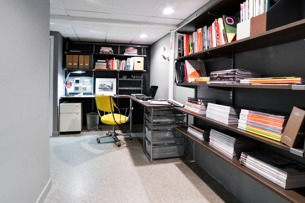 Aménagement d'un petit bureau moderne avec un mur gris et un bureau indépendant.