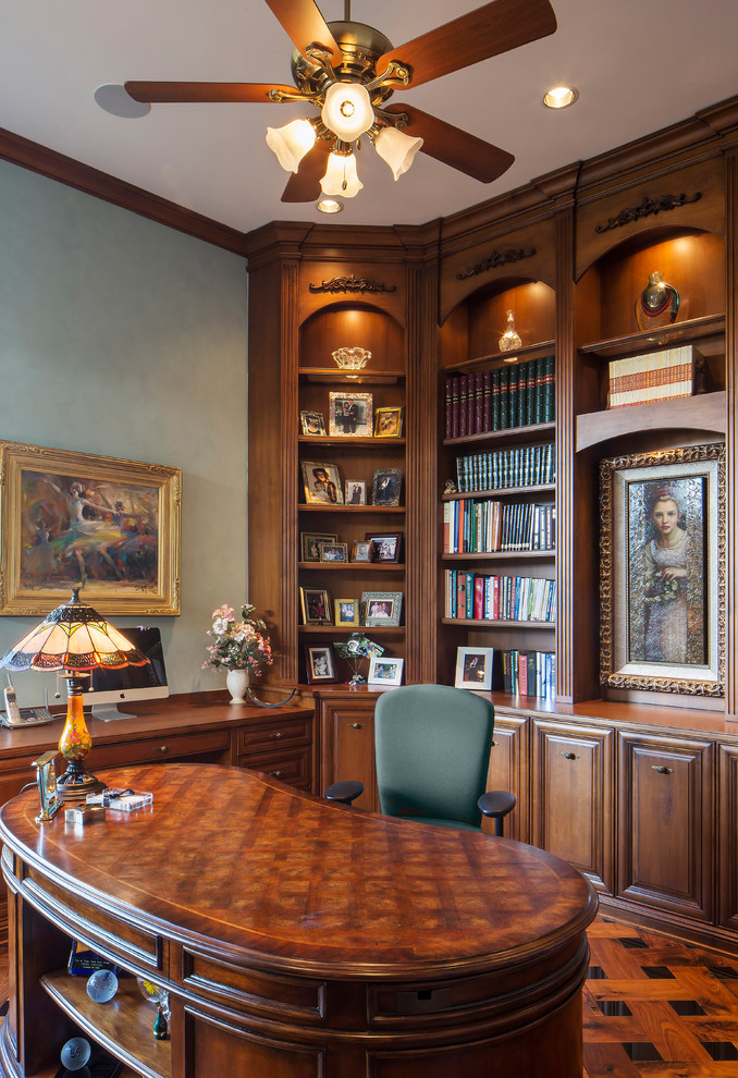 フェニックスにあるトラディショナルスタイルのおしゃれな書斎 (濃色無垢フローリング、自立型机、グレーの壁) の写真