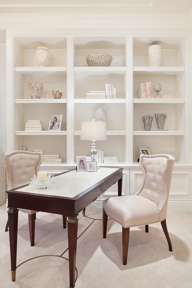 Idee per uno studio tradizionale con pareti bianche, scrivania autoportante e pavimento beige