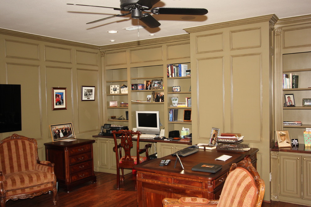 Mittelgroßes Klassisches Arbeitszimmer mit Arbeitsplatz, grüner Wandfarbe, braunem Holzboden, Einbau-Schreibtisch und braunem Boden in Sonstige
