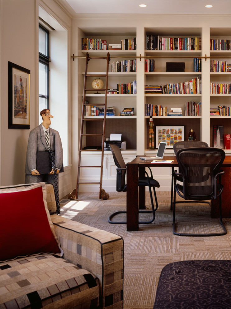 Idee per un ufficio tradizionale di medie dimensioni con moquette, pareti beige e scrivania autoportante