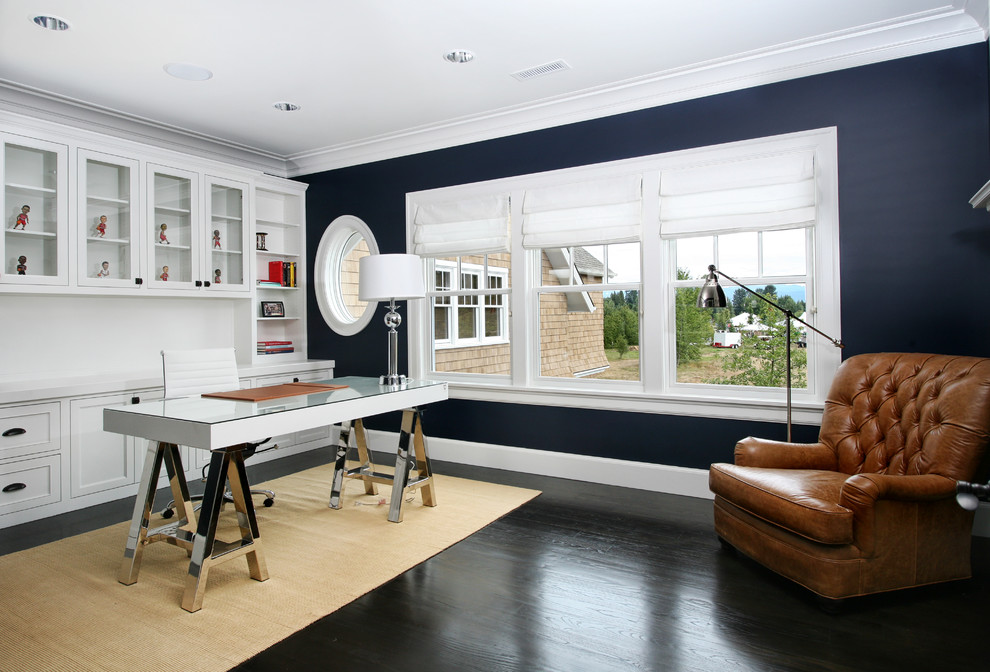 Aménagement d'un bureau contemporain avec un mur bleu, parquet foncé, un bureau indépendant et un sol noir.
