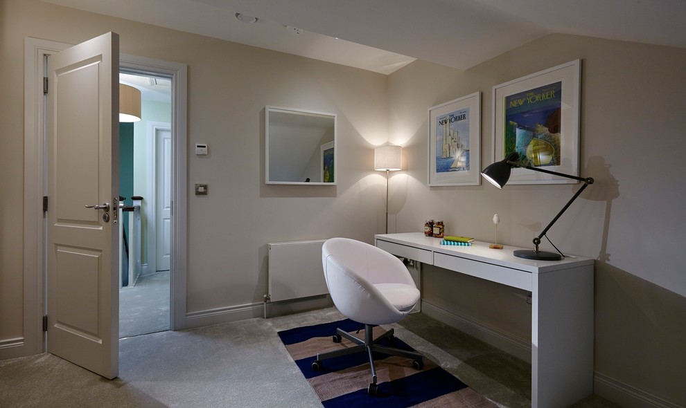 Свежая идея для дизайна: кабинет среднего размера в современном стиле с ковровым покрытием и отдельно стоящим рабочим столом - отличное фото интерьера