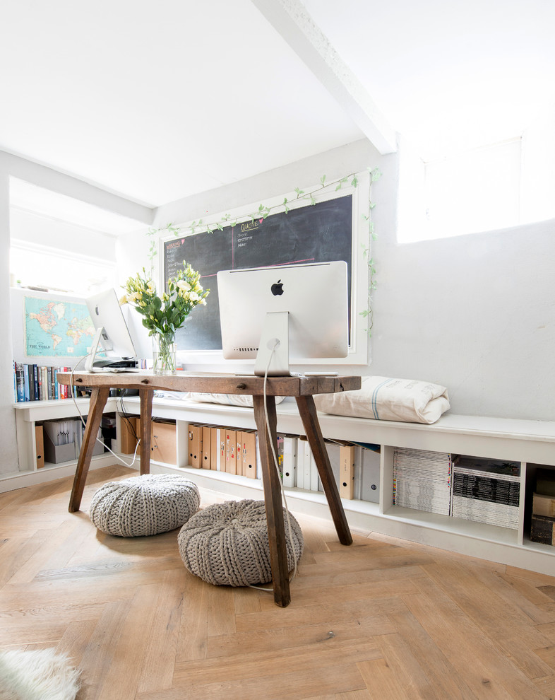 Foto di un ufficio design di medie dimensioni con pareti grigie, pavimento in legno massello medio, scrivania autoportante e pavimento marrone