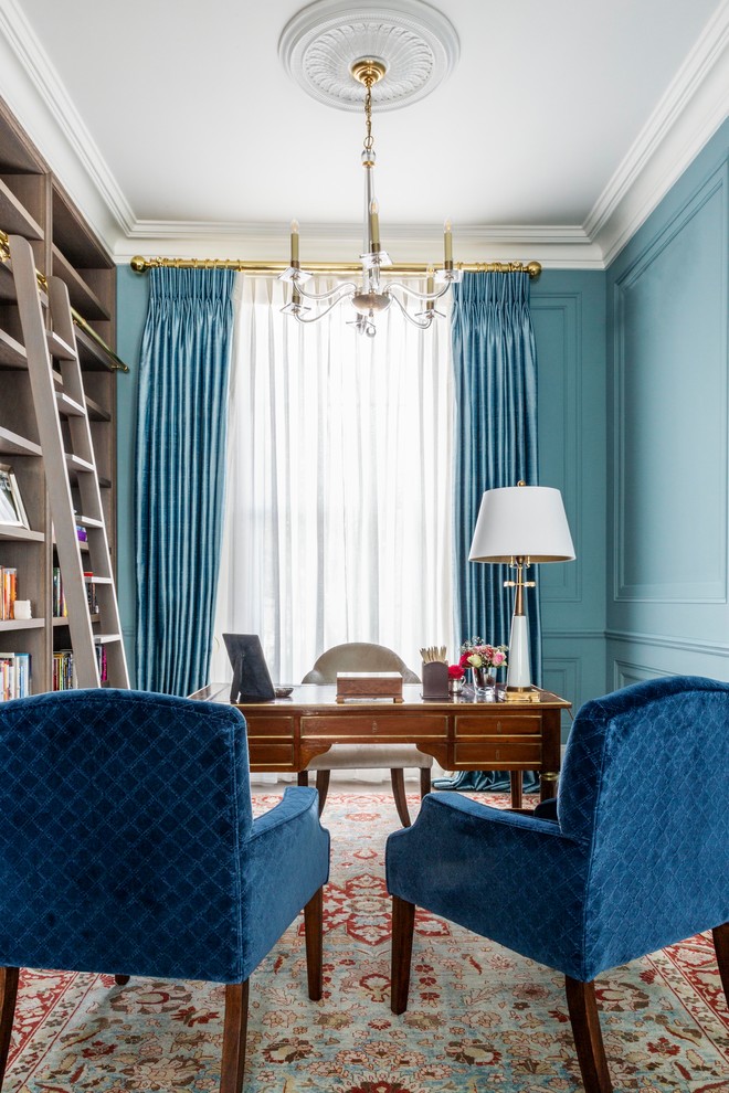 Inspiration för klassiska hemmabibliotek, med blå väggar och ett fristående skrivbord