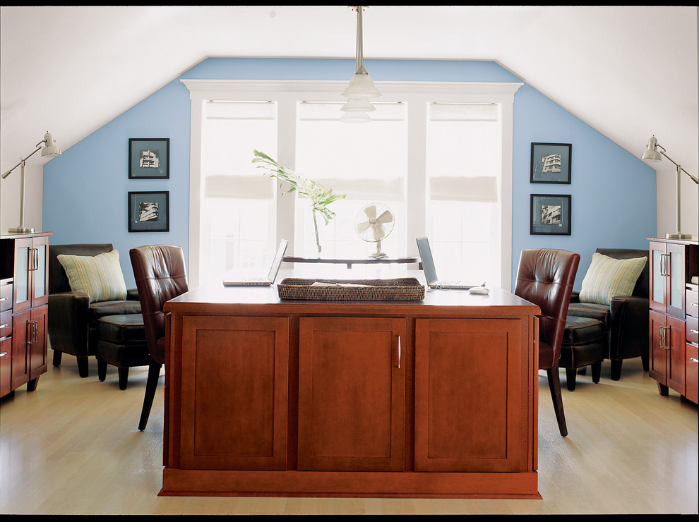 Foto de estudio actual de tamaño medio con paredes azules, suelo de madera clara y escritorio independiente