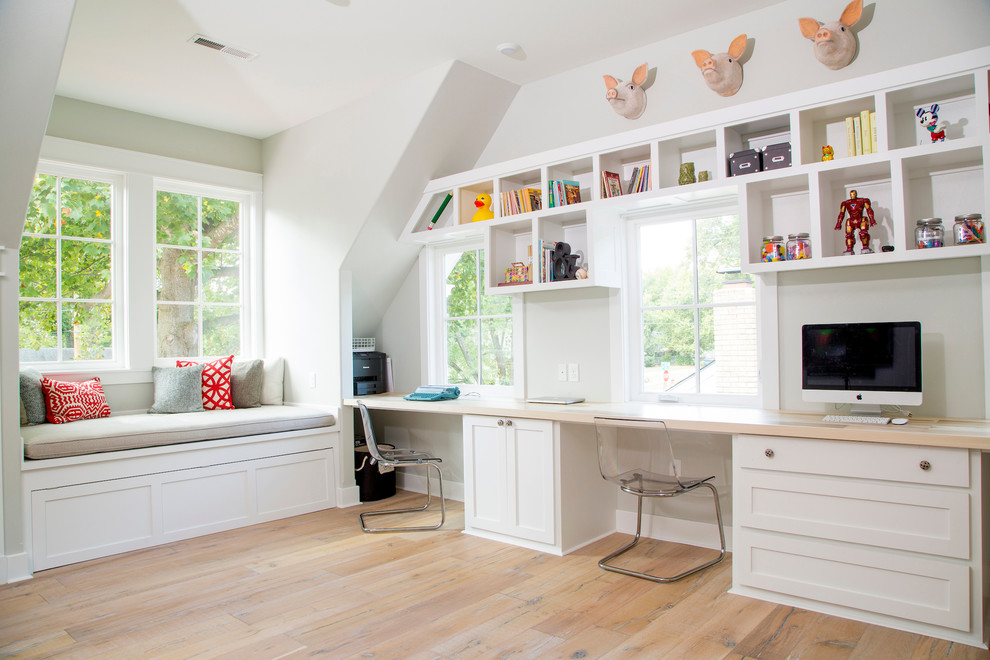 Foto de despacho clásico renovado grande sin chimenea con paredes grises, suelo de madera clara, escritorio empotrado y suelo beige