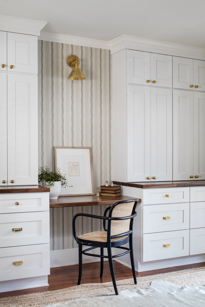 Cette photo montre un petit bureau craftsman avec un mur beige, un sol en bois brun, une cheminée standard, un manteau de cheminée en bois, un bureau intégré et un sol marron.