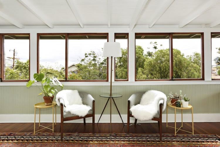 Стильный дизайн: большой кабинет в стиле кантри с зелеными стенами, паркетным полом среднего тона, отдельно стоящим рабочим столом и коричневым полом без камина - последний тренд