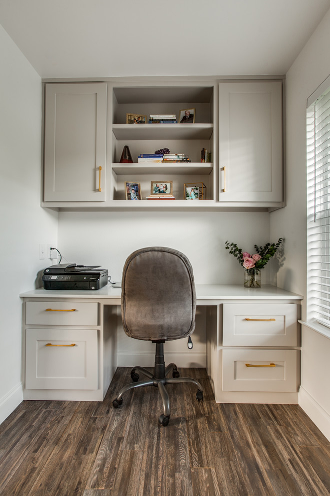 Пример оригинального дизайна: маленький кабинет в стиле неоклассика (современная классика) с белыми стенами, паркетным полом среднего тона, встроенным рабочим столом и коричневым полом для на участке и в саду