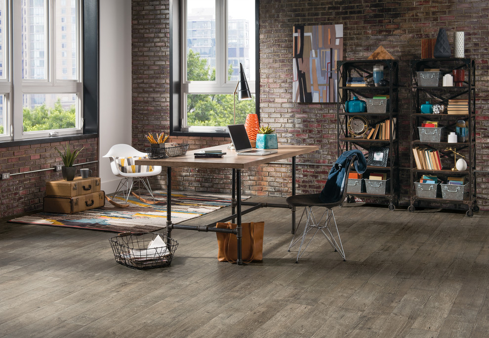 Foto de despacho industrial grande sin chimenea con paredes marrones, escritorio independiente, suelo marrón y suelo de madera en tonos medios
