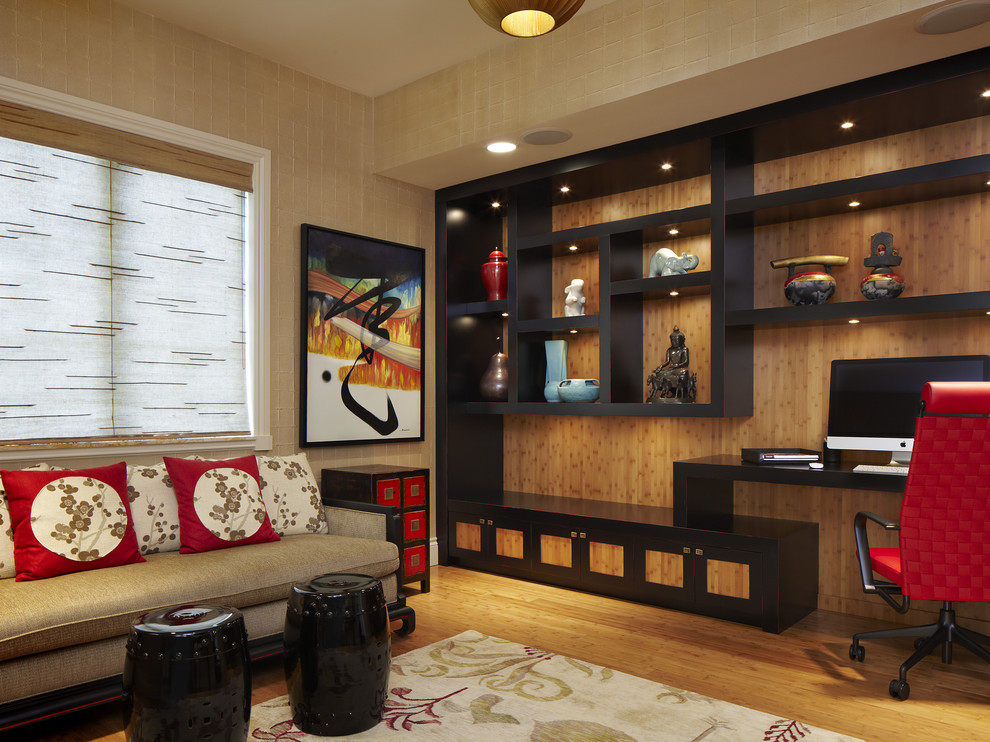 Mittelgroßes Asiatisches Arbeitszimmer ohne Kamin mit braunem Holzboden, Einbau-Schreibtisch und beiger Wandfarbe in Miami