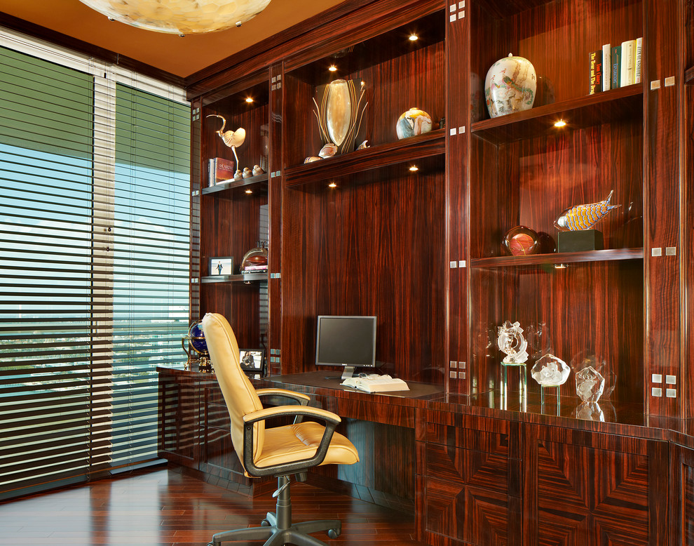 Aménagement d'un bureau contemporain de taille moyenne avec parquet foncé, un bureau intégré et un mur beige.