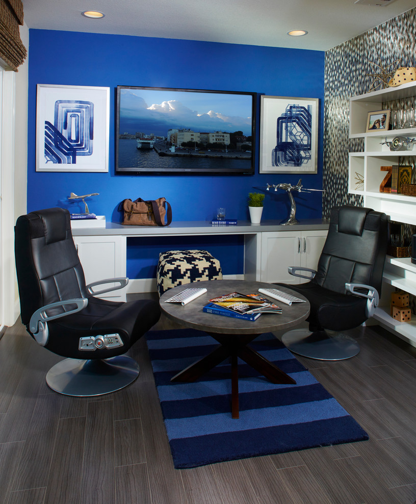 На фото: рабочее место среднего размера в стиле неоклассика (современная классика) с синими стенами, темным паркетным полом и встроенным рабочим столом