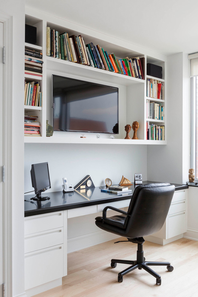 Kleines Modernes Arbeitszimmer mit Arbeitsplatz, weißer Wandfarbe, hellem Holzboden und Einbau-Schreibtisch in Boston