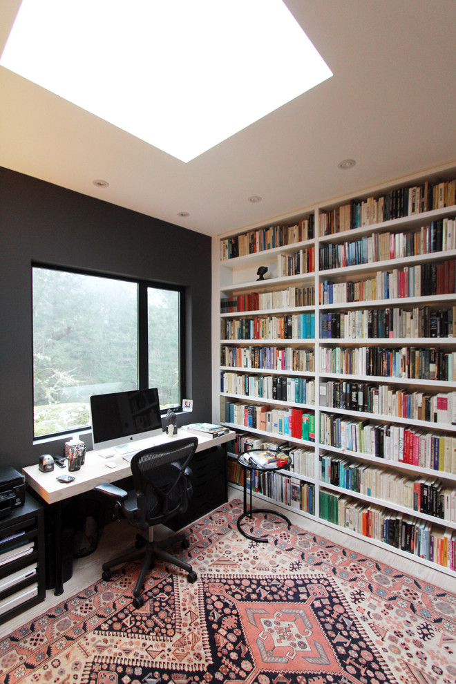 Idee per un ufficio moderno di medie dimensioni con pareti grigie, parquet chiaro e scrivania autoportante