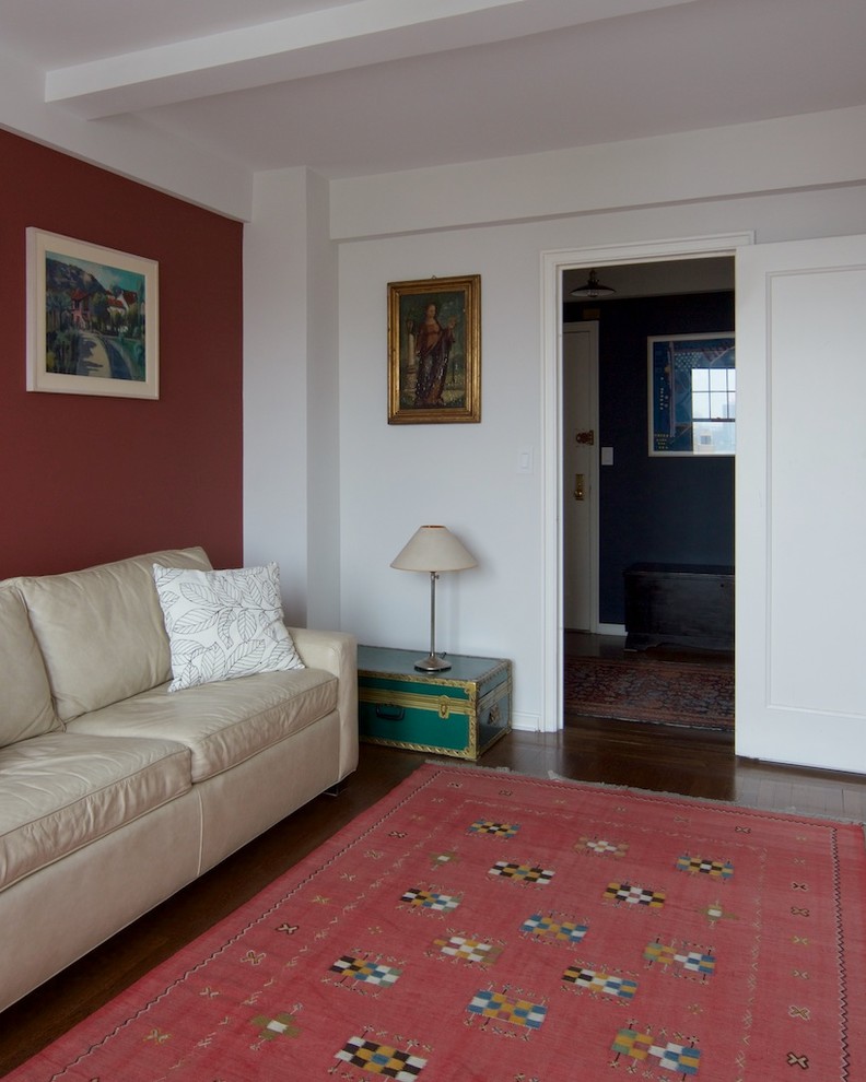 ニューヨークにある低価格の小さなコンテンポラリースタイルのおしゃれなホームオフィス・書斎 (ライブラリー、赤い壁、無垢フローリング、自立型机、茶色い床) の写真