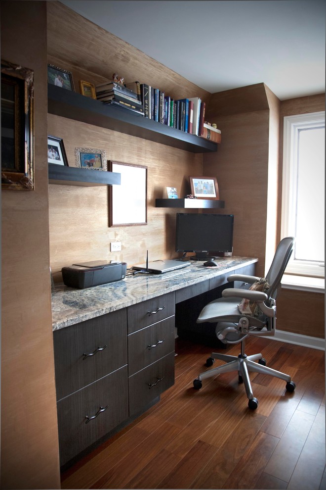 Mittelgroßes Modernes Arbeitszimmer ohne Kamin mit Arbeitsplatz, beiger Wandfarbe, dunklem Holzboden und Einbau-Schreibtisch in Chicago
