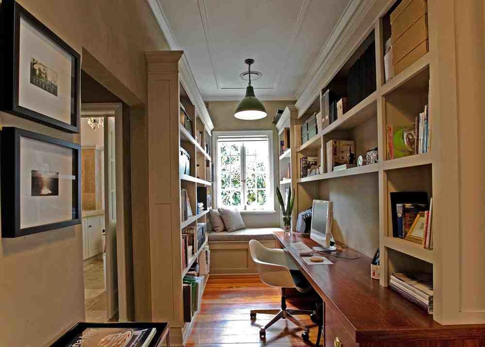 ブリスベンにある高級な小さなエクレクティックスタイルのおしゃれな書斎 (緑の壁、淡色無垢フローリング、造り付け机) の写真