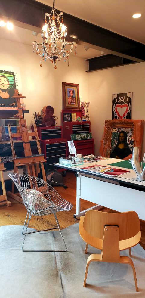 Bild på ett stort eklektiskt hemmastudio, med vita väggar, mellanmörkt trägolv och ett inbyggt skrivbord