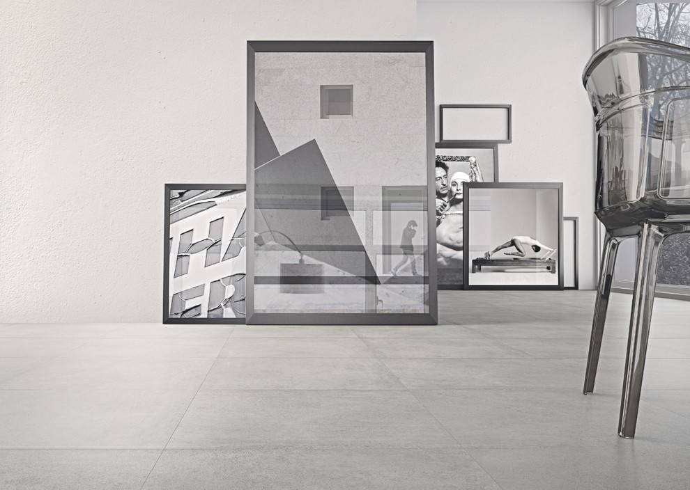 Großes Modernes Arbeitszimmer mit Studio, weißer Wandfarbe, Porzellan-Bodenfliesen und grauem Boden in Chicago