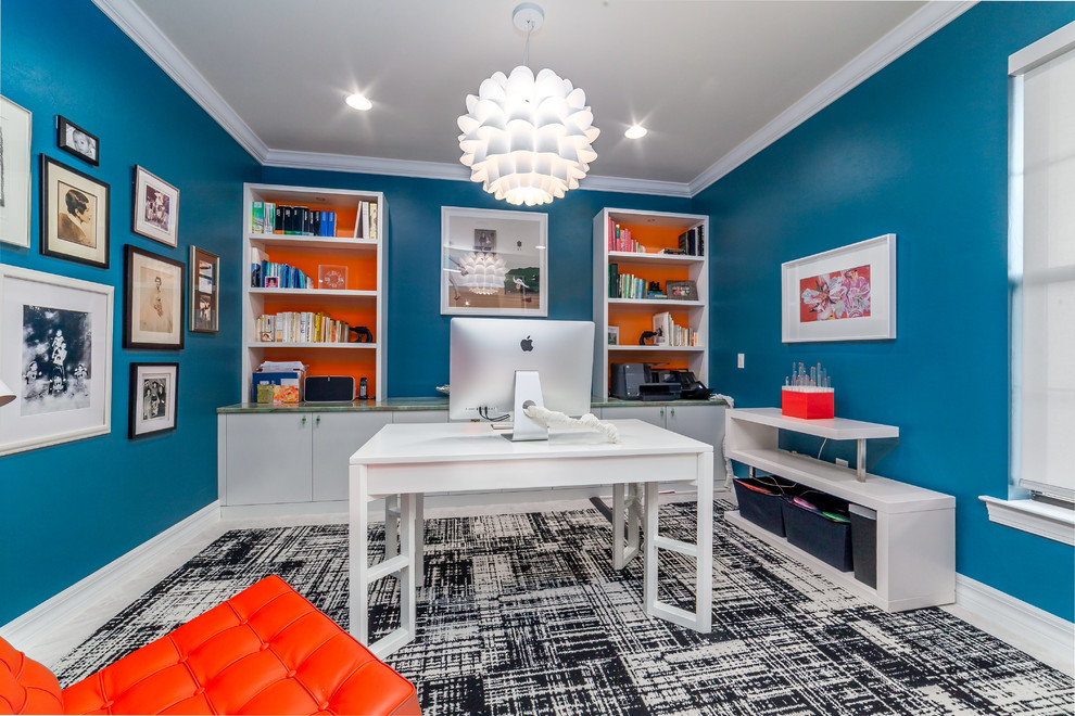 Aménagement d'un bureau classique de taille moyenne avec un mur bleu, aucune cheminée, un bureau indépendant et un sol en carrelage de porcelaine.