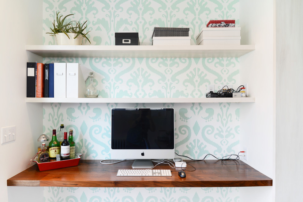 Ejemplo de despacho retro de tamaño medio sin chimenea con suelo de baldosas de porcelana, suelo beige, paredes blancas y escritorio empotrado