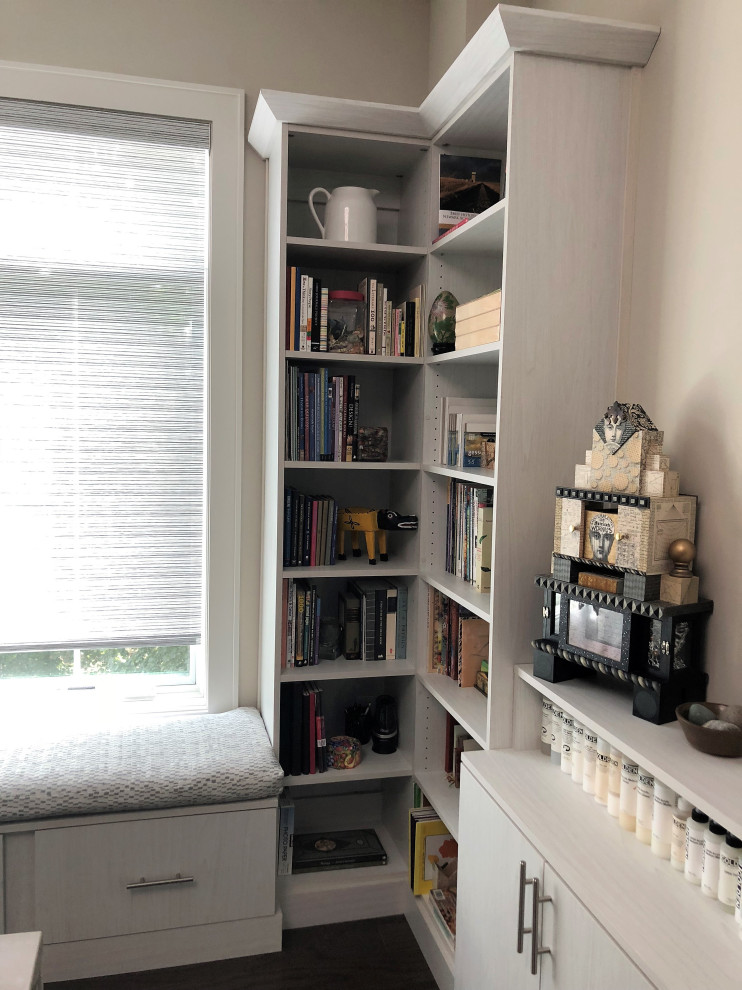 Esempio di uno studio minimalista di medie dimensioni con pareti bianche, pavimento in legno massello medio, scrivania incassata e pavimento marrone