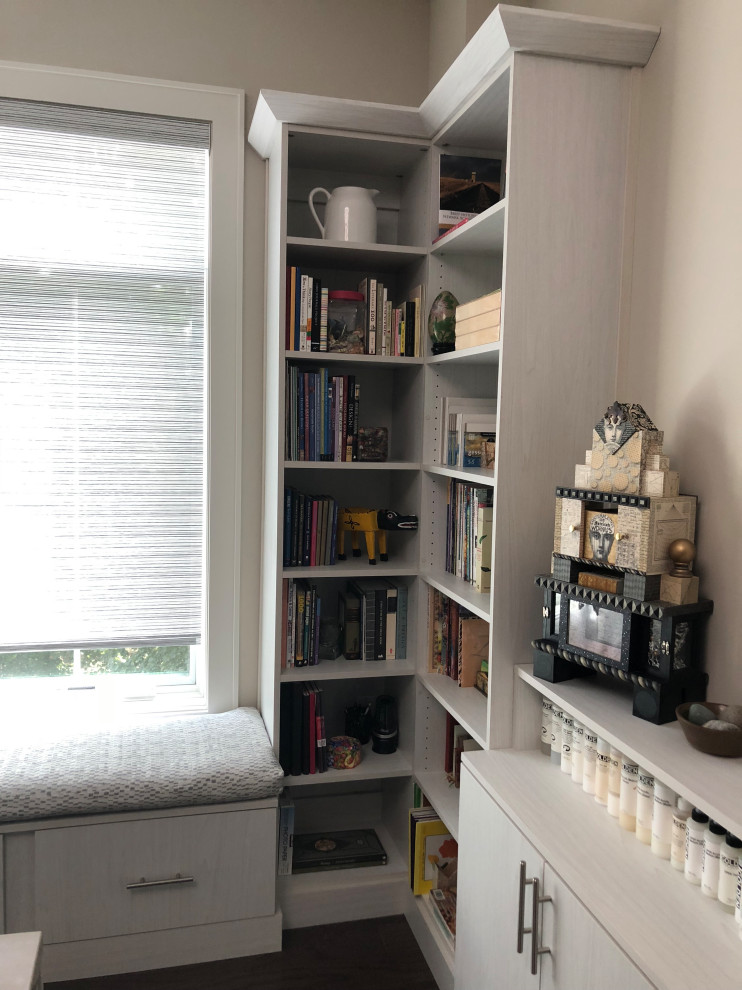 Inspiration pour un bureau minimaliste de taille moyenne avec un mur blanc, un sol en bois brun, un bureau intégré et un sol marron.