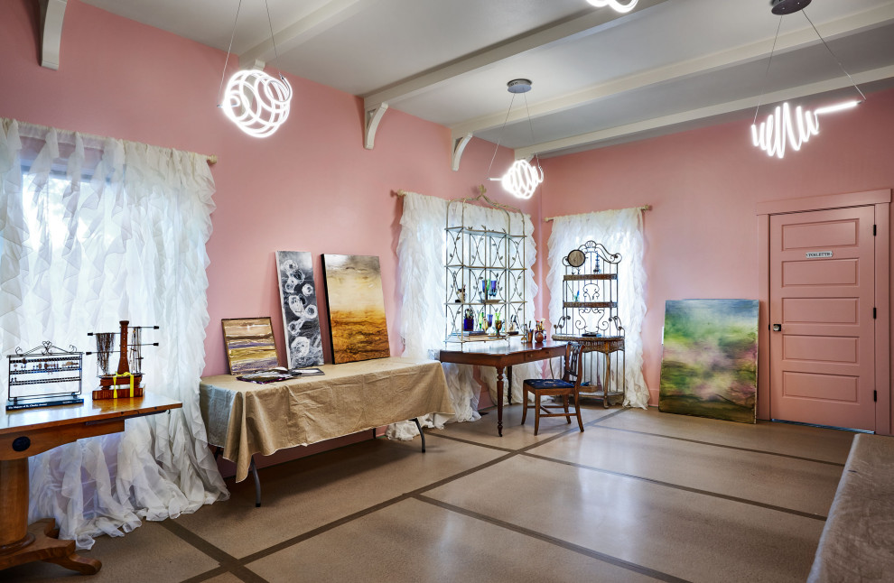 Пример оригинального дизайна: кабинет в стиле фьюжн с розовыми стенами и балками на потолке