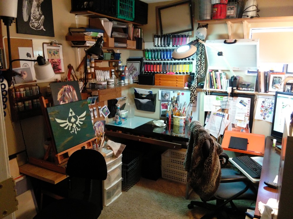 Immagine di un piccolo atelier eclettico con pareti gialle, moquette, nessun camino e scrivania autoportante