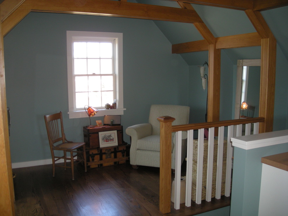 Imagen de sala de manualidades de estilo americano grande sin chimenea con paredes azules, suelo de madera oscura y escritorio independiente