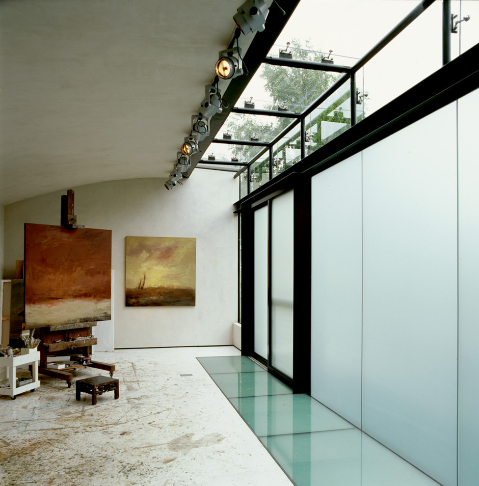 Cette photo montre un petit bureau tendance de type studio avec un mur beige, sol en béton ciré et un sol multicolore.